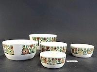 Vintage set van in elkaar nestelende keramieken schalen uit de jaren 70 met een vrolijk groen en oranje bloemdecor - afbeelding 2 van  5