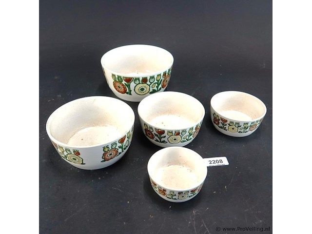 Vintage set van in elkaar nestelende keramieken schalen uit de jaren 70 met een vrolijk groen en oranje bloemdecor - afbeelding 3 van  5