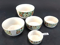 Vintage set van in elkaar nestelende keramieken schalen uit de jaren 70 met een vrolijk groen en oranje bloemdecor - afbeelding 3 van  5