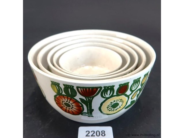 Vintage set van in elkaar nestelende keramieken schalen uit de jaren 70 met een vrolijk groen en oranje bloemdecor - afbeelding 5 van  5