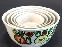 Vintage set van in elkaar nestelende keramieken schalen uit de jaren 70 met een vrolijk groen en oranje bloemdecor - afbeelding 5 van  5