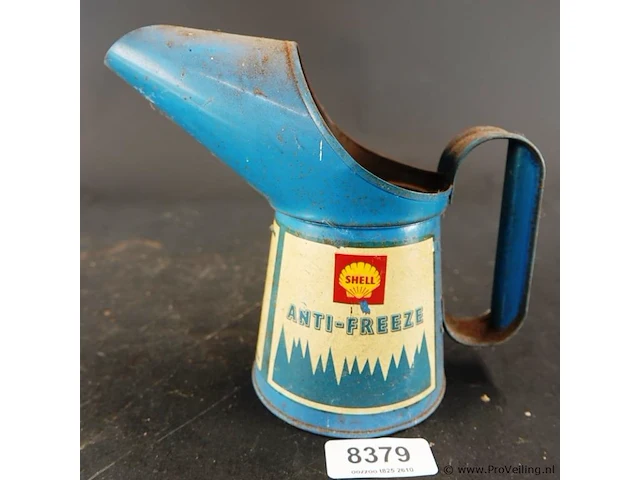 Vintage shell anti-freeze schenkkan uit de automobilia-verzamelwereld (vaak een halve pint of pint maat), gebruikt in de mid-20e eeuw om antivries in autokoelers te gieten - afbeelding 1 van  6