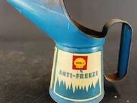 Vintage shell anti-freeze schenkkan uit de automobilia-verzamelwereld (vaak een halve pint of pint maat), gebruikt in de mid-20e eeuw om antivries in autokoelers te gieten