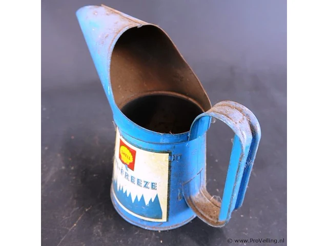 Vintage shell anti-freeze schenkkan uit de automobilia-verzamelwereld (vaak een halve pint of pint maat), gebruikt in de mid-20e eeuw om antivries in autokoelers te gieten - afbeelding 2 van  6