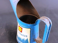 Vintage shell anti-freeze schenkkan uit de automobilia-verzamelwereld (vaak een halve pint of pint maat), gebruikt in de mid-20e eeuw om antivries in autokoelers te gieten - afbeelding 2 van  6