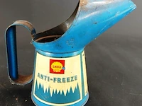 Vintage shell anti-freeze schenkkan uit de automobilia-verzamelwereld (vaak een halve pint of pint maat), gebruikt in de mid-20e eeuw om antivries in autokoelers te gieten - afbeelding 3 van  6