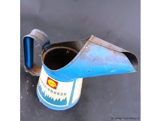 Vintage shell anti-freeze schenkkan uit de automobilia-verzamelwereld (vaak een halve pint of pint maat), gebruikt in de mid-20e eeuw om antivries in autokoelers te gieten - afbeelding 4 van  6