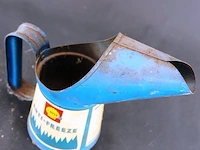 Vintage shell anti-freeze schenkkan uit de automobilia-verzamelwereld (vaak een halve pint of pint maat), gebruikt in de mid-20e eeuw om antivries in autokoelers te gieten - afbeelding 4 van  6