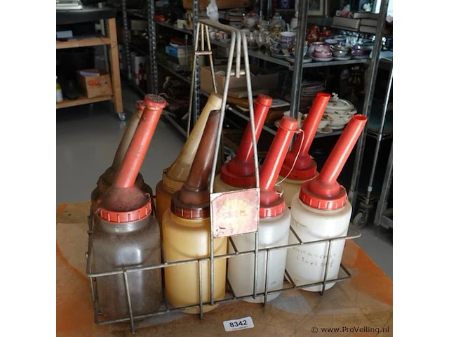 Vintage shell oliefleshouder uit de vroege automobiel- of tankstationperiode met oliekannen - afbeelding 1 van  6