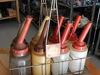Vintage shell oliefleshouder uit de vroege automobiel- of tankstationperiode met oliekannen - afbeelding 1 van  6