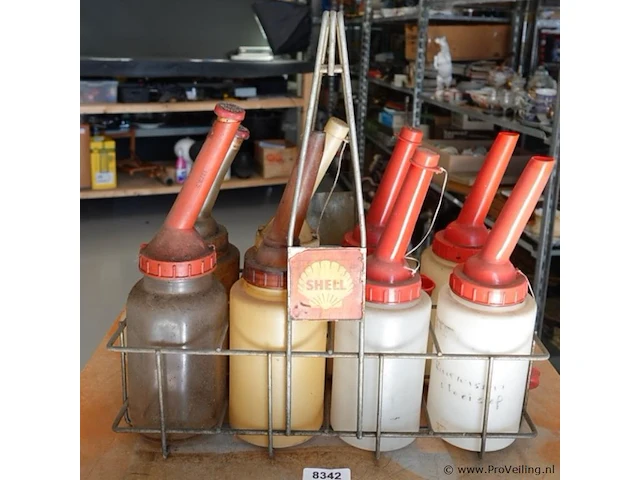 Vintage shell oliefleshouder uit de vroege automobiel- of tankstationperiode met oliekannen - afbeelding 2 van  6