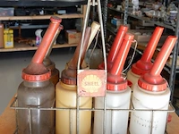 Vintage shell oliefleshouder uit de vroege automobiel- of tankstationperiode met oliekannen - afbeelding 2 van  6