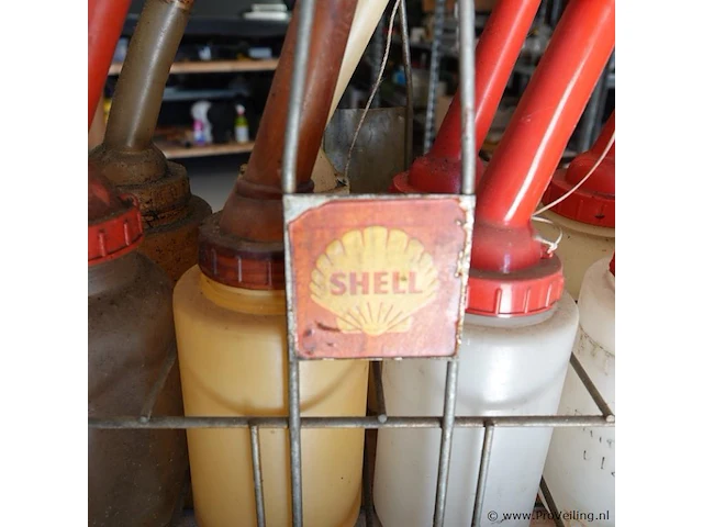 Vintage shell oliefleshouder uit de vroege automobiel- of tankstationperiode met oliekannen - afbeelding 3 van  6