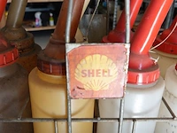 Vintage shell oliefleshouder uit de vroege automobiel- of tankstationperiode met oliekannen - afbeelding 3 van  6