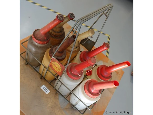 Vintage shell oliefleshouder uit de vroege automobiel- of tankstationperiode met oliekannen - afbeelding 4 van  6