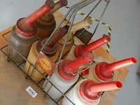 Vintage shell oliefleshouder uit de vroege automobiel- of tankstationperiode met oliekannen - afbeelding 4 van  6
