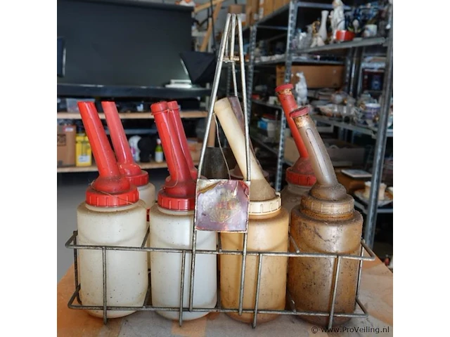 Vintage shell oliefleshouder uit de vroege automobiel- of tankstationperiode met oliekannen - afbeelding 5 van  6