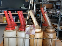 Vintage shell oliefleshouder uit de vroege automobiel- of tankstationperiode met oliekannen - afbeelding 5 van  6