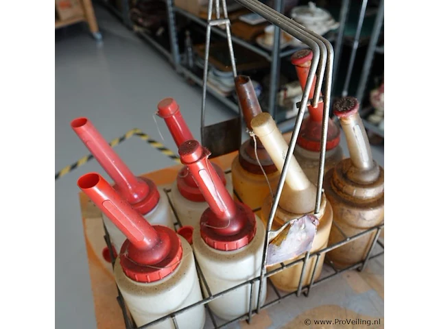 Vintage shell oliefleshouder uit de vroege automobiel- of tankstationperiode met oliekannen - afbeelding 6 van  6