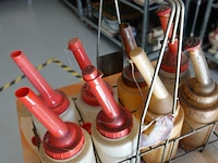 Vintage shell oliefleshouder uit de vroege automobiel- of tankstationperiode met oliekannen - afbeelding 6 van  6