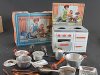 Vintage speelgoedkeuken van blik, waarschijnlijk uit de jaren '50 of '60 - afbeelding 1 van  5