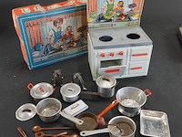 Vintage speelgoedkeuken van blik, waarschijnlijk uit de jaren '50 of '60 - afbeelding 2 van  5