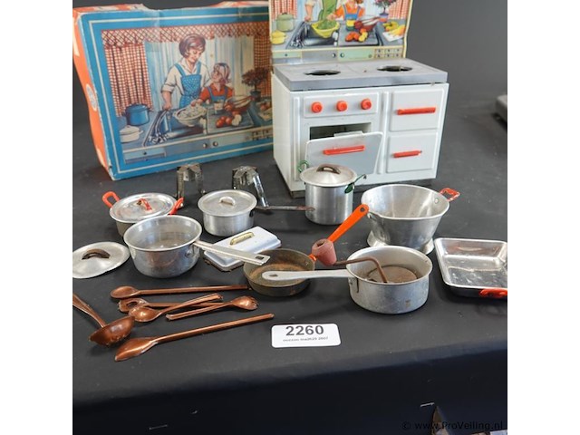 Vintage speelgoedkeuken van blik, waarschijnlijk uit de jaren '50 of '60 - afbeelding 4 van  5