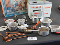 Vintage speelgoedkeuken van blik, waarschijnlijk uit de jaren '50 of '60 - afbeelding 4 van  5