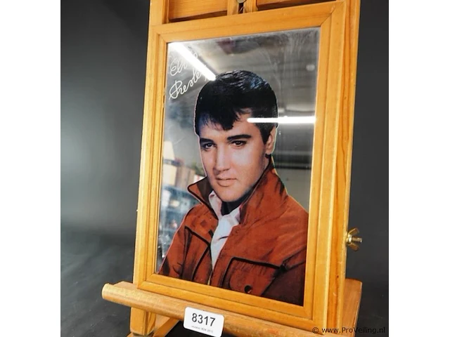 Vintage spiegel van elvis presley met een afbeelding in een houten lijst, vermoedelijk geproduceerd in de jaren 1980 - afbeelding 1 van  5