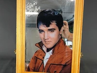 Vintage spiegel van elvis presley met een afbeelding in een houten lijst, vermoedelijk geproduceerd in de jaren 1980 - afbeelding 2 van  5