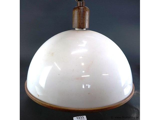 Vintage steinhauer hanglamp uit de jaren 70 met een karakteristieke witte kunststof koepelkap en een warme houten rand - afbeelding 1 van  5