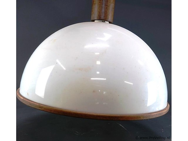 Vintage steinhauer hanglamp uit de jaren 70 met een karakteristieke witte kunststof koepelkap en een warme houten rand - afbeelding 2 van  5