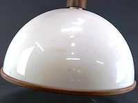 Vintage steinhauer hanglamp uit de jaren 70 met een karakteristieke witte kunststof koepelkap en een warme houten rand - afbeelding 2 van  5