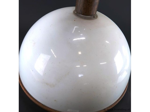 Vintage steinhauer hanglamp uit de jaren 70 met een karakteristieke witte kunststof koepelkap en een warme houten rand - afbeelding 3 van  5