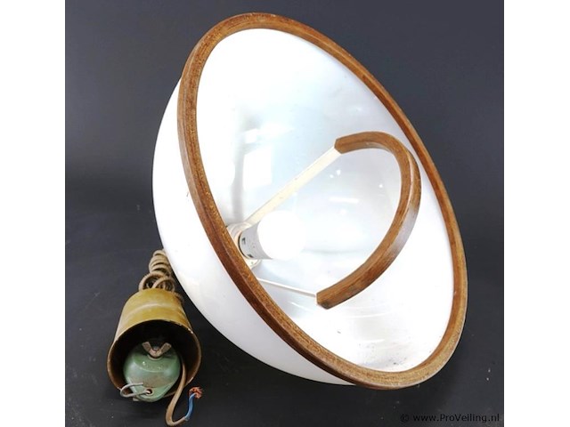 Vintage steinhauer hanglamp uit de jaren 70 met een karakteristieke witte kunststof koepelkap en een warme houten rand - afbeelding 4 van  5
