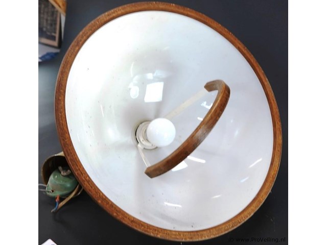 Vintage steinhauer hanglamp uit de jaren 70 met een karakteristieke witte kunststof koepelkap en een warme houten rand - afbeelding 5 van  5