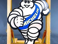 Vintage-stijl reclamebord met het iconische michelin-mannetje (bibendum). kunststof