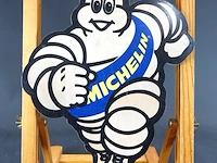 Vintage-stijl reclamebord met het iconische michelin-mannetje (bibendum). kunststof - afbeelding 2 van  5