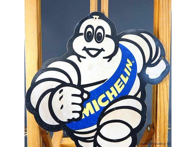 Vintage-stijl reclamebord met het iconische michelin-mannetje (bibendum). kunststof - afbeelding 3 van  5
