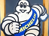 Vintage-stijl reclamebord met het iconische michelin-mannetje (bibendum). kunststof - afbeelding 3 van  5