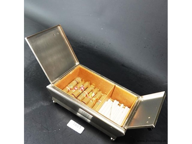 Vintage tabaks doos gevuld met sigaren en sigaretten - afbeelding 1 van  5