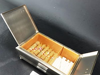 Vintage tabaks doos gevuld met sigaren en sigaretten - afbeelding 1 van  5