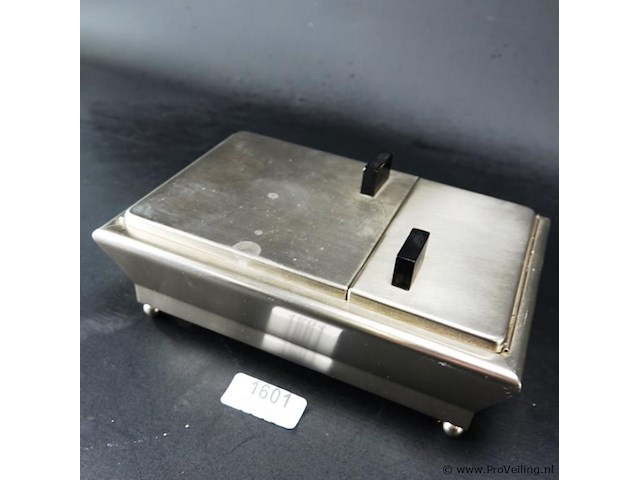 Vintage tabaks doos gevuld met sigaren en sigaretten - afbeelding 2 van  5