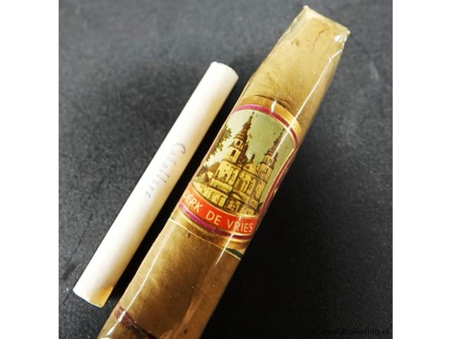 Vintage tabaks doos gevuld met sigaren en sigaretten - afbeelding 5 van  5