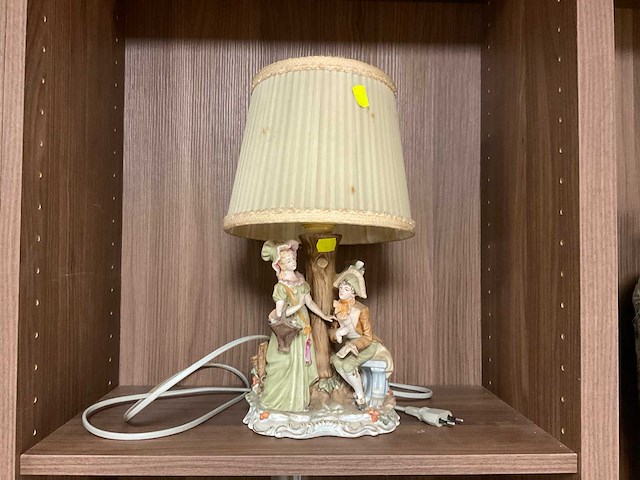 Vintage tafellamp met handgeschilderde porseleinen voet - afbeelding 1 van  3