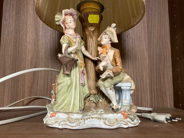 Vintage tafellamp met handgeschilderde porseleinen voet - afbeelding 2 van  3