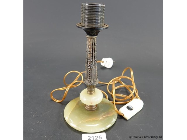 Vintage tafellamp op een voet van groen onyx marmer en een bewerkte messing schacht - afbeelding 1 van  5