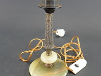 Vintage tafellamp op een voet van groen onyx marmer en een bewerkte messing schacht - afbeelding 1 van  5