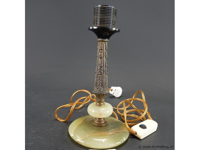 Vintage tafellamp op een voet van groen onyx marmer en een bewerkte messing schacht - afbeelding 2 van  5