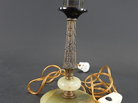 Vintage tafellamp op een voet van groen onyx marmer en een bewerkte messing schacht - afbeelding 2 van  5